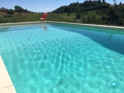 piscina a doppia profondita con scala alla tropezienne e pvc colore sabbia e bordo micheletto